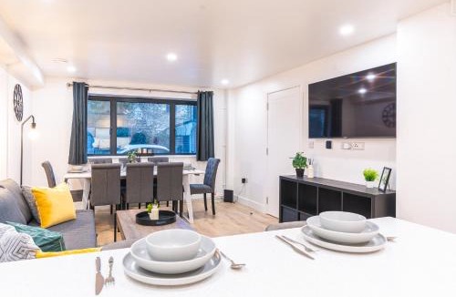 West Ham House | Modern 3 Bed House near Stratford & Excel - Sleeps 8 Guests