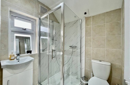 Heaton House | Modern 3 Bed Romford Home (Free Parking)