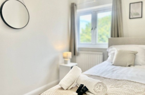Heaton House | Modern 3 Bed Romford Home (Free Parking)