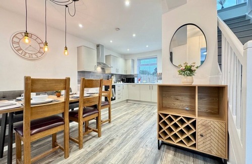 Armthorpe House | Modern 3 Bedroom Home | Free Parking | 6 Guests