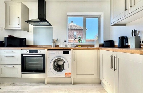 Doncaster House | Modern 3 Bedroom Home | 4 Beds | Private Parking