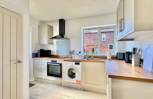 Doncaster House | Modern 3 Bedroom Home | 4 Beds | Private Parking