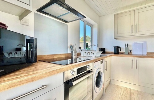 Doncaster House | Modern 3 Bedroom Home | 4 Beds | Private Parking