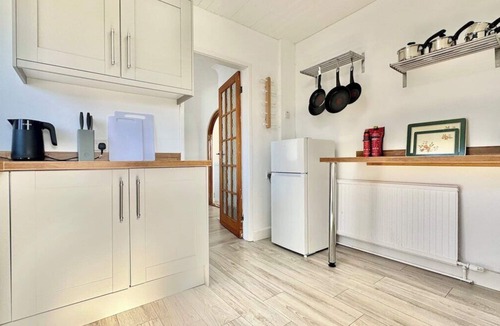 Doncaster House | Modern 3 Bedroom Home | 4 Beds | Private Parking