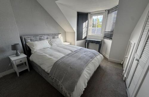 Cumbernauld Apartment | Modern 3-Bedroom Home with Cozy Cinema-Style Living Space