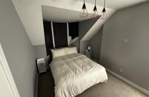 Cumbernauld Apartment | Modern 3-Bedroom Home with Cozy Cinema-Style Living Space