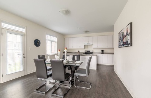 Oakville House | MODERN 3 BEDROOM HOUSE IN FAMILY FRIENDLY NEIGHBOURHOOD