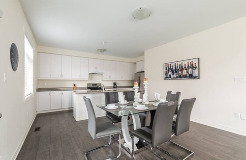 Oakville House | MODERN 3 BEDROOM HOUSE IN FAMILY FRIENDLY NEIGHBOURHOOD