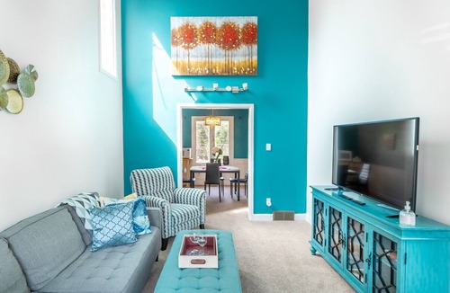 London House | Modern 3 level private home with 5 rooms