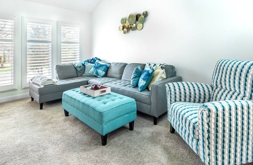 London House | Modern 3 level private home with 5 rooms