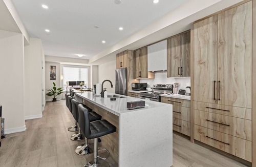 Oakville House | Modern 3-Story 4BR Townhome with Parking