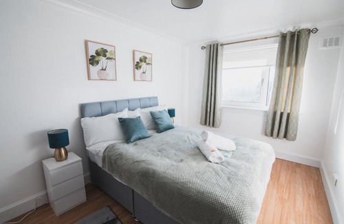 Shieldhall Apartment | Modern 3BR Flat with Parking