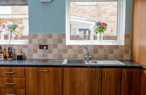 Stockton-on-Tees Apartment | Modern 4 bedroom detached house with private parking families, contractors