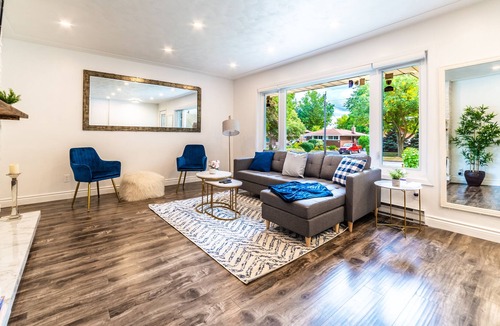 Kitchener House | Modern 4 bedroom in a Quite Neighborhood* NETFLIX* *WIFI*