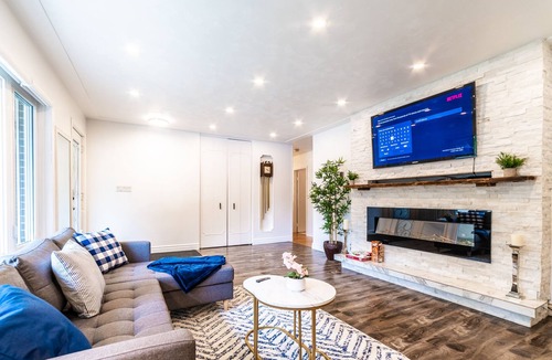 Kitchener House | Modern 4 bedroom in a Quite Neighborhood* NETFLIX* *WIFI*