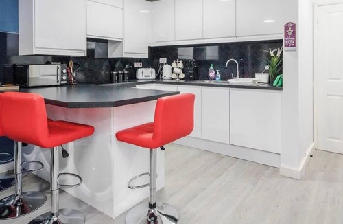 Tea Green House | Modern 5 bed Townhouse Near Luton Airport | WiFi & Parking
