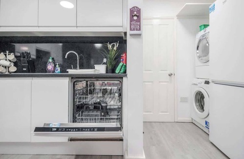 Tea Green House | Modern 5 bed Townhouse Near Luton Airport | WiFi & Parking