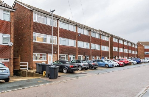 Tea Green House | Modern 5 bed Townhouse Near Luton Airport | WiFi & Parking