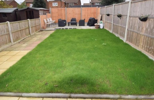 Tea Green House | Modern 5 bed Townhouse Near Luton Airport | WiFi & Parking