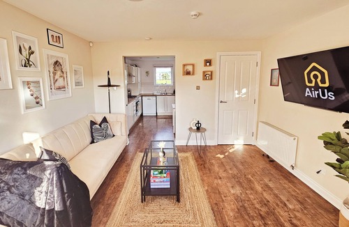 East End House | Modern 5 Bed Townhouse with Free Parking