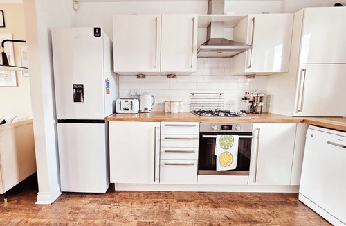 East End House | Modern 5 Bed Townhouse with Free Parking