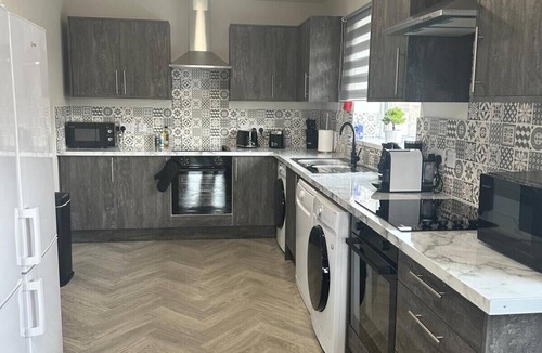 Hull House | Modern 6 En-Suite Bedroom House Near Salt End.