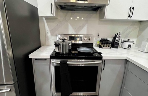 Bridlewood House | Modern and Newly Renovated 4-bedroom 2 bathroom house with WiFi in Toronto