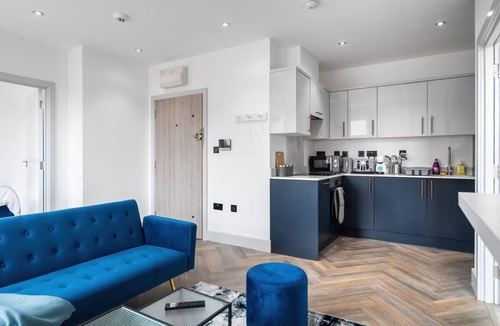 Havering Apartment | Modern Apartment in Romford near Elizabeth Line*8