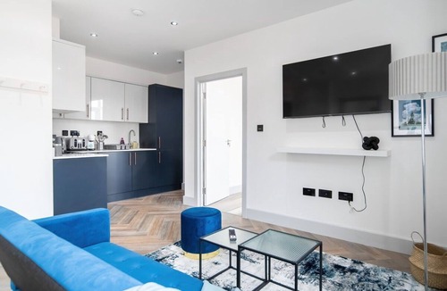 Havering Apartment | Modern Apartment in Romford near Elizabeth Line*8