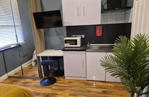 Grove Green Apartment | Modern apartment 2 minute walk from tube station London,near Stratford