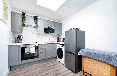 Southbury Apartment | Modern Apartment in Enfield with Comfort