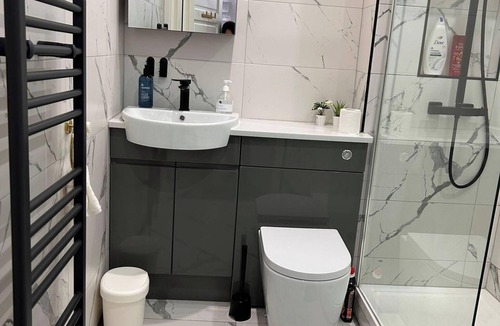 Glasgow Apartment | Modern Apartment-sleeps6-parking-seft Check in