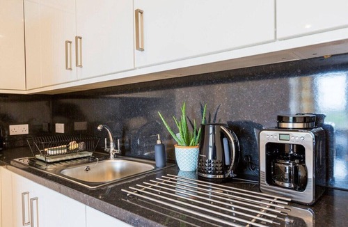 Ashford Apartment | Modern Ashford 2B Apartment (Sleeps 6) Town Centre