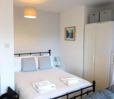 Shawlands Apartment | Modern bright studio apartment in south Glasgow