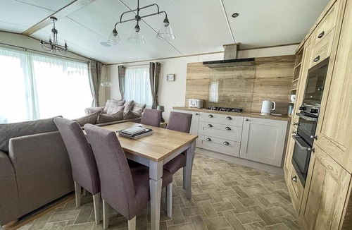 Saxmundham House | Modern caravan with large decking area, ref 60057CH