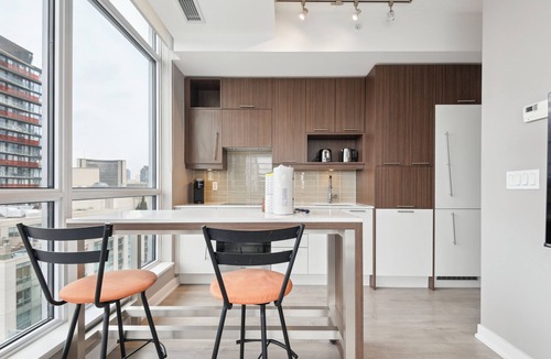 Downtown Toronto Apartment | Modern Central 2-BR Condo in DT Toronto