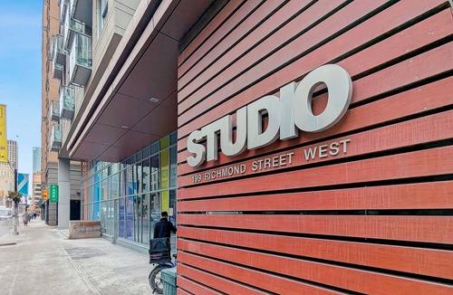 Downtown Toronto Apartment | Modern Central 2-BR Condo in DT Toronto