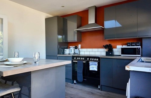 North Weald House | Modern Comfort |4BR Home for 10|