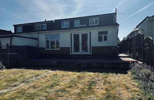 North Weald House | Modern Comfort |4BR Home for 10|