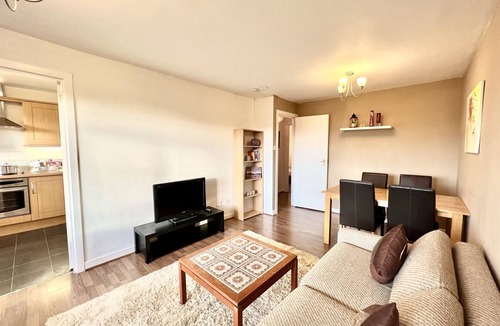 Springburn Apartment | Modern & Cosy 2 bedroom Flat with Free Parking - 5 minutes from City Centre