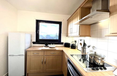 Springburn Apartment | Modern & Cosy 2 bedroom Flat with Free Parking - 5 minutes from City Centre
