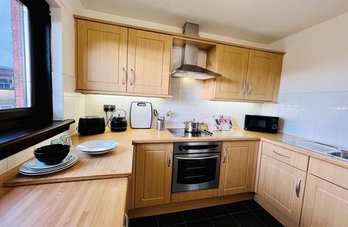Springburn Apartment | Modern & Cosy 2 bedroom Flat with Free Parking - 5 minutes from City Centre