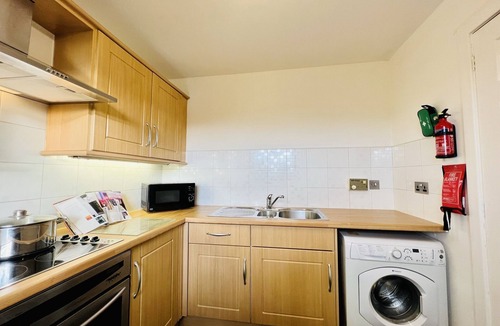Springburn Apartment | Modern & Cosy 2 bedroom Flat with Free Parking - 5 minutes from City Centre
