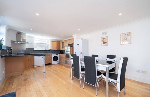 Elstree House | Modern Cosy Home w/Stylish Interior - Pass the Keys