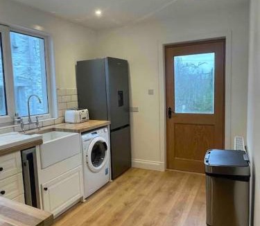 Kirkcudbright Apartment | Modern cottage with hot tub