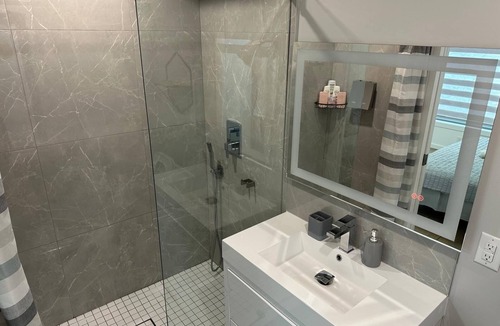 Woodbine Heights Apartment | Modern Cozy Retreat in Trendy Danforth East, 5 min ride from the ⛱️ Beaches