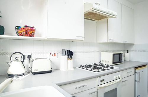 Bletchley House | Modern Deluxe Apartment with Balcony. Family Friendly Central Location!