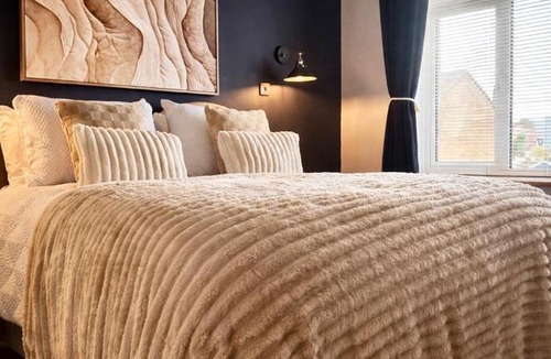 Tea Green Apartment | MODERN DELUXE AIRPORT APARTMENT, FREE PARKING, LUXURY Interior, MEDIA WALL, Near Luton Parkway & M1, Sleeps 4 Guests, GARDEN