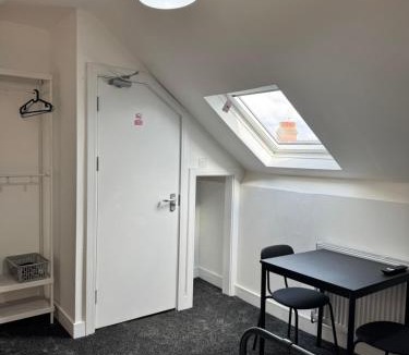 Luton House | Modern Double Rooms, Shared Bathroom, Mansfield Road Luton