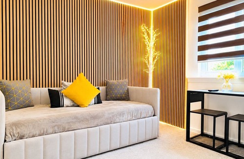 Cowdenbeath Apartment | Modern Entire Apartment- Self CheckIn Free Parking